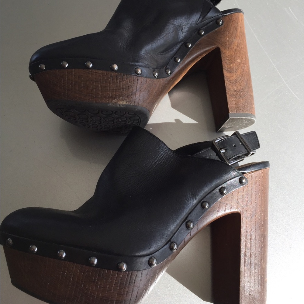 Wide heal women dress shoes